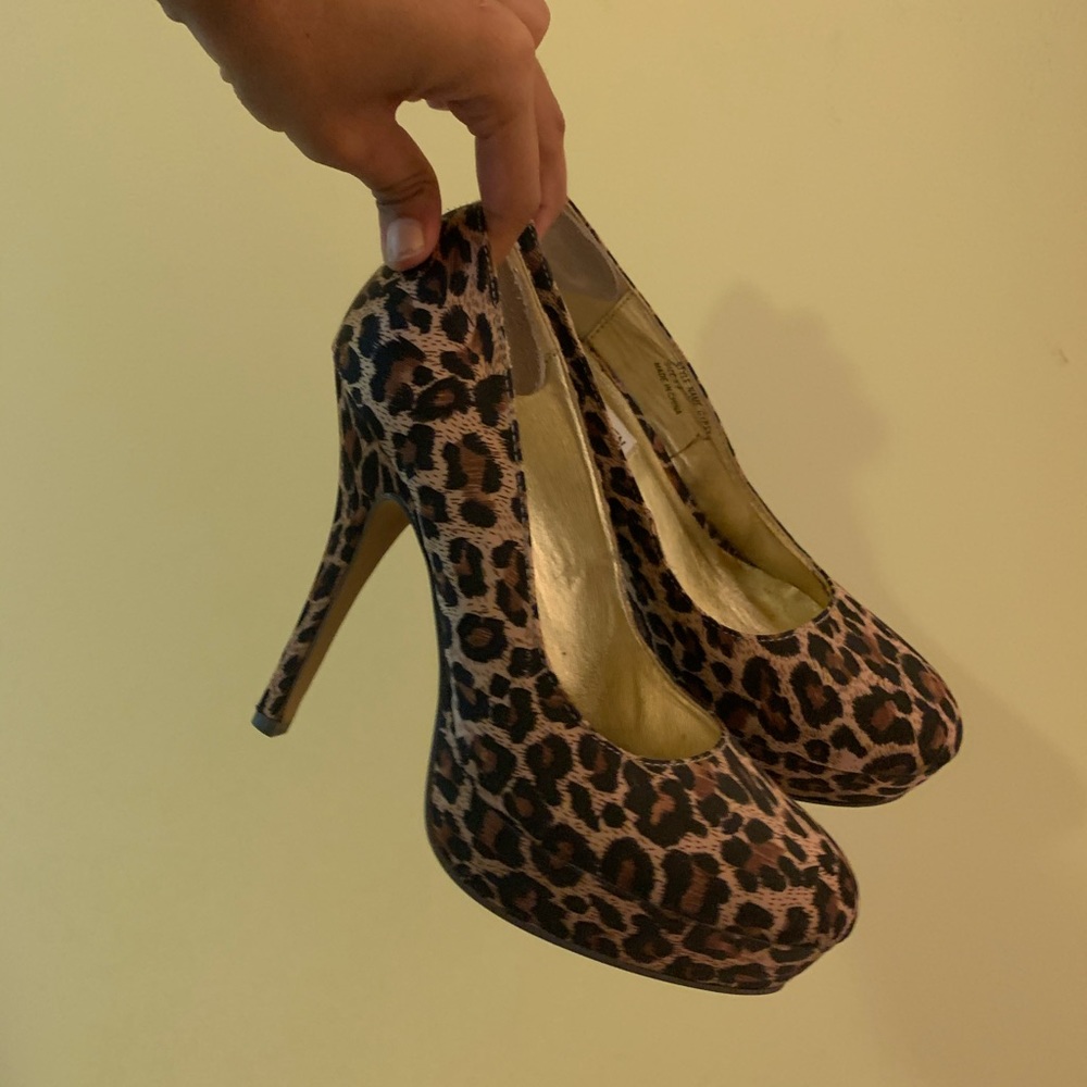 LIKE NEW- Steve Madden Heels